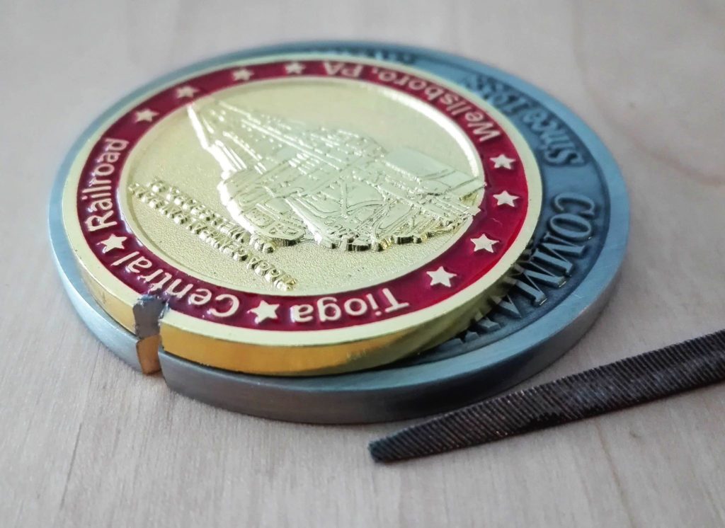 Geocoin v pilníkovém testu (foto: Slávek Hoblík)